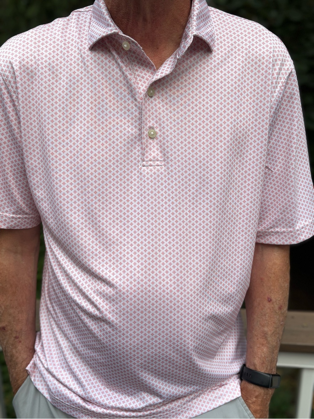 Johnnie-O Men's Pale Red Patterned golf shirt - golf club logo on sleeve. Size M